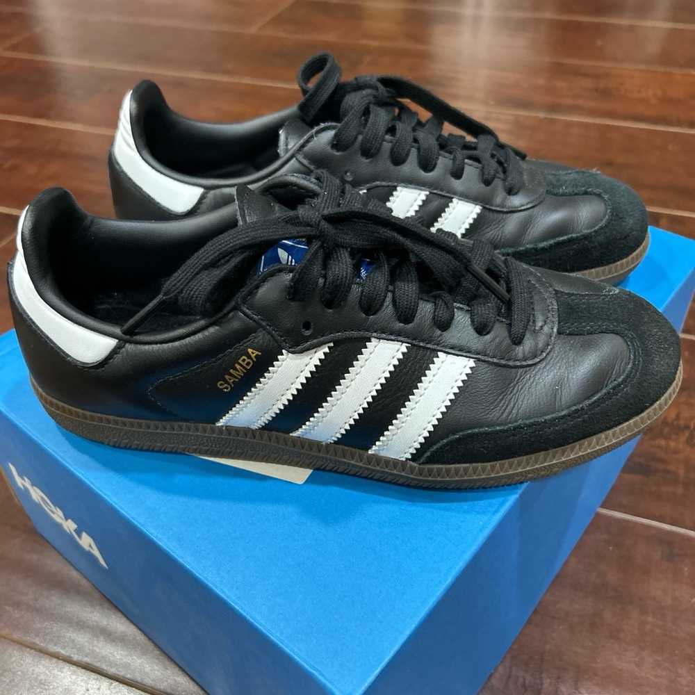 adidas Samba women’s Leather Sneakers in Black/White